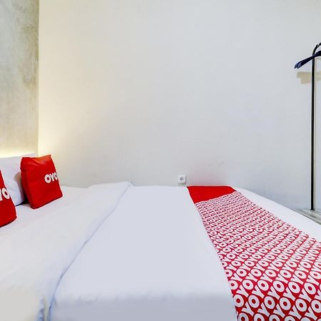 Oyo 90215 Ada Residence Telukjambe Екстер'єр фото