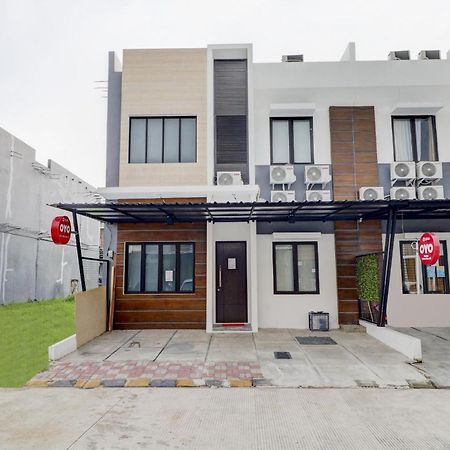 Oyo 90215 Ada Residence Telukjambe Екстер'єр фото