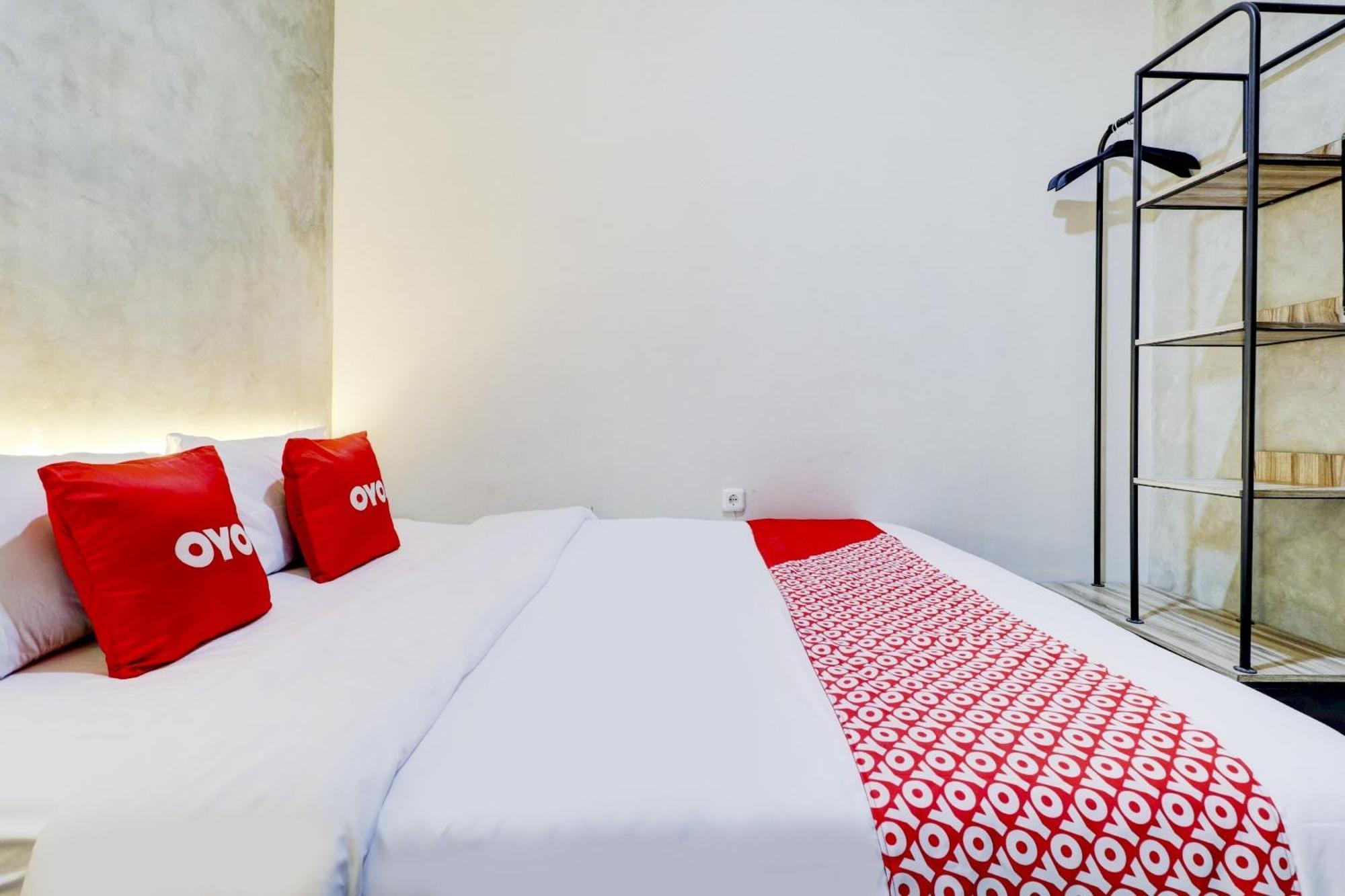 Oyo 90215 Ada Residence Telukjambe Екстер'єр фото
