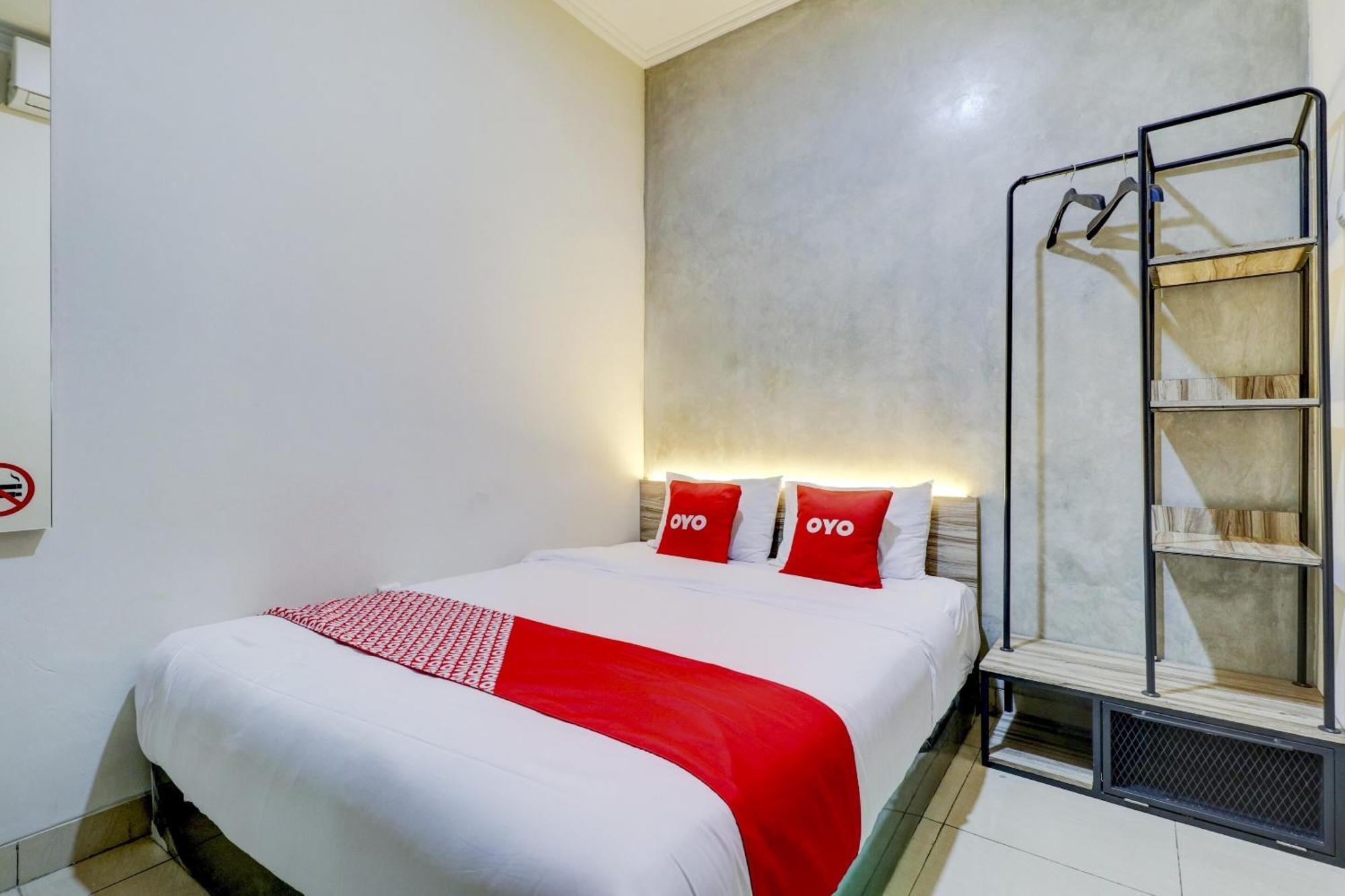 Oyo 90215 Ada Residence Telukjambe Екстер'єр фото
