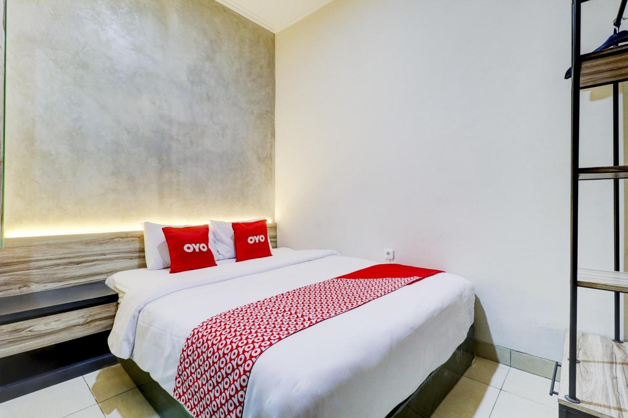 Oyo 90215 Ada Residence Telukjambe Екстер'єр фото
