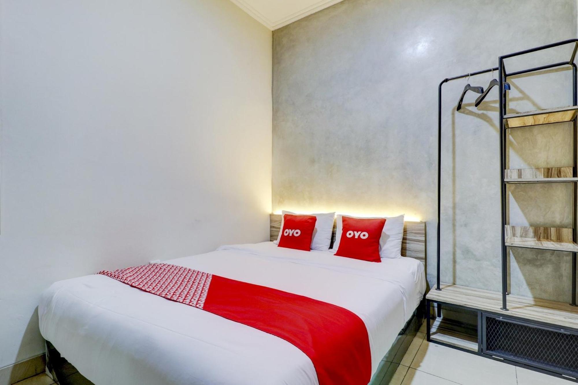 Oyo 90215 Ada Residence Telukjambe Екстер'єр фото