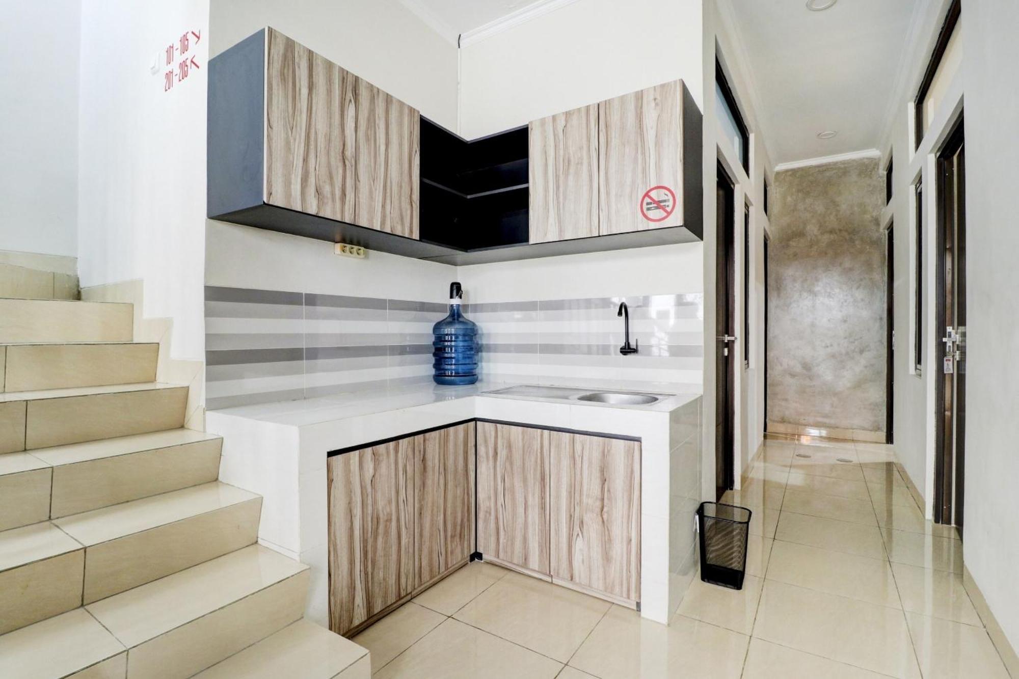 Oyo 90215 Ada Residence Telukjambe Екстер'єр фото