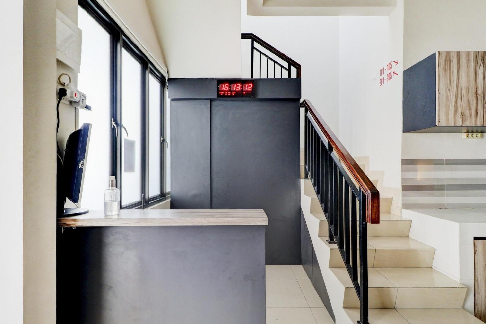 Oyo 90215 Ada Residence Telukjambe Екстер'єр фото