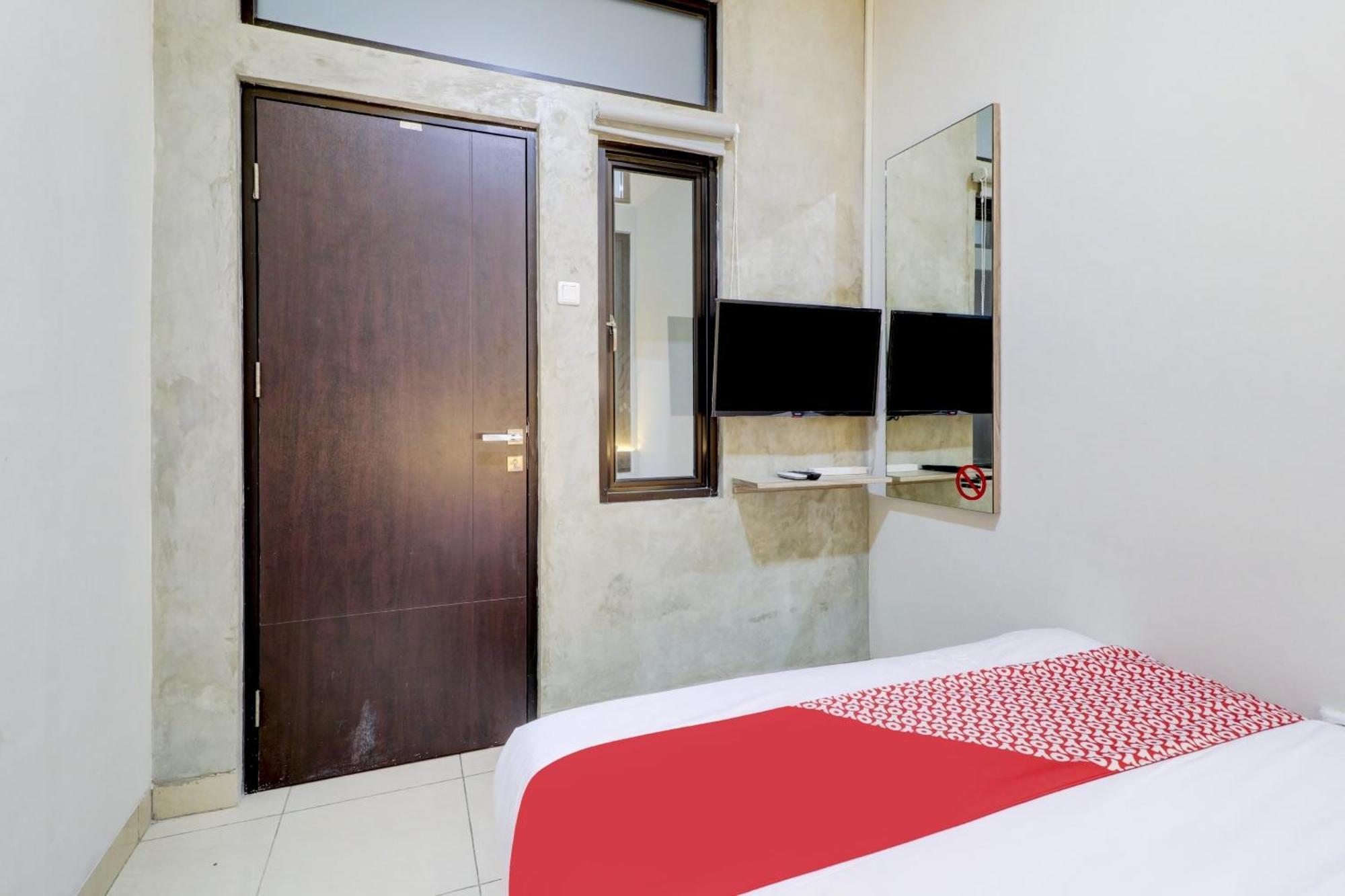 Oyo 90215 Ada Residence Telukjambe Екстер'єр фото