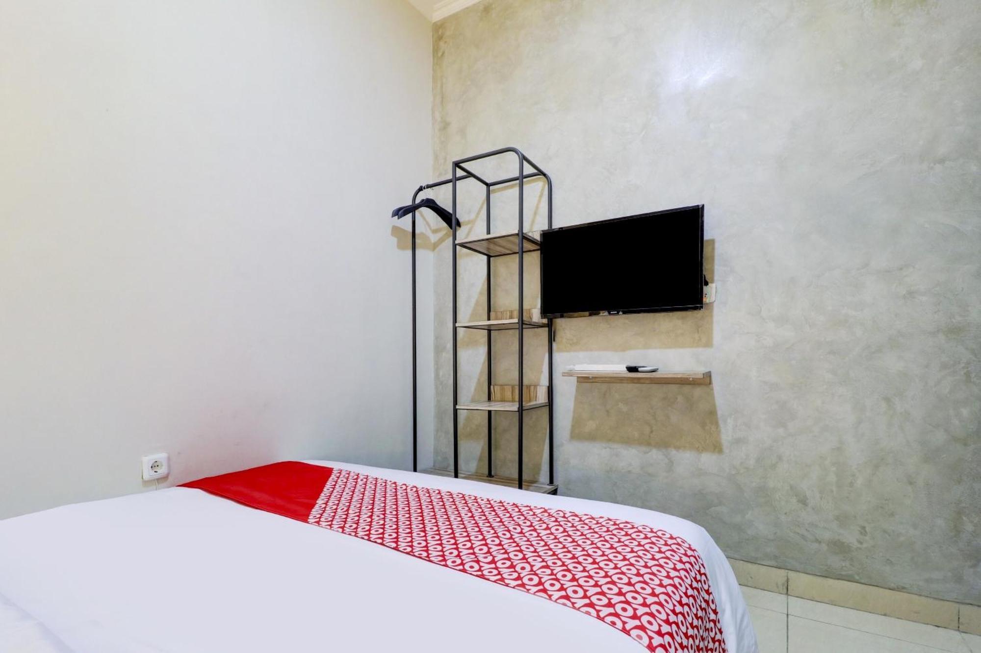 Oyo 90215 Ada Residence Telukjambe Екстер'єр фото