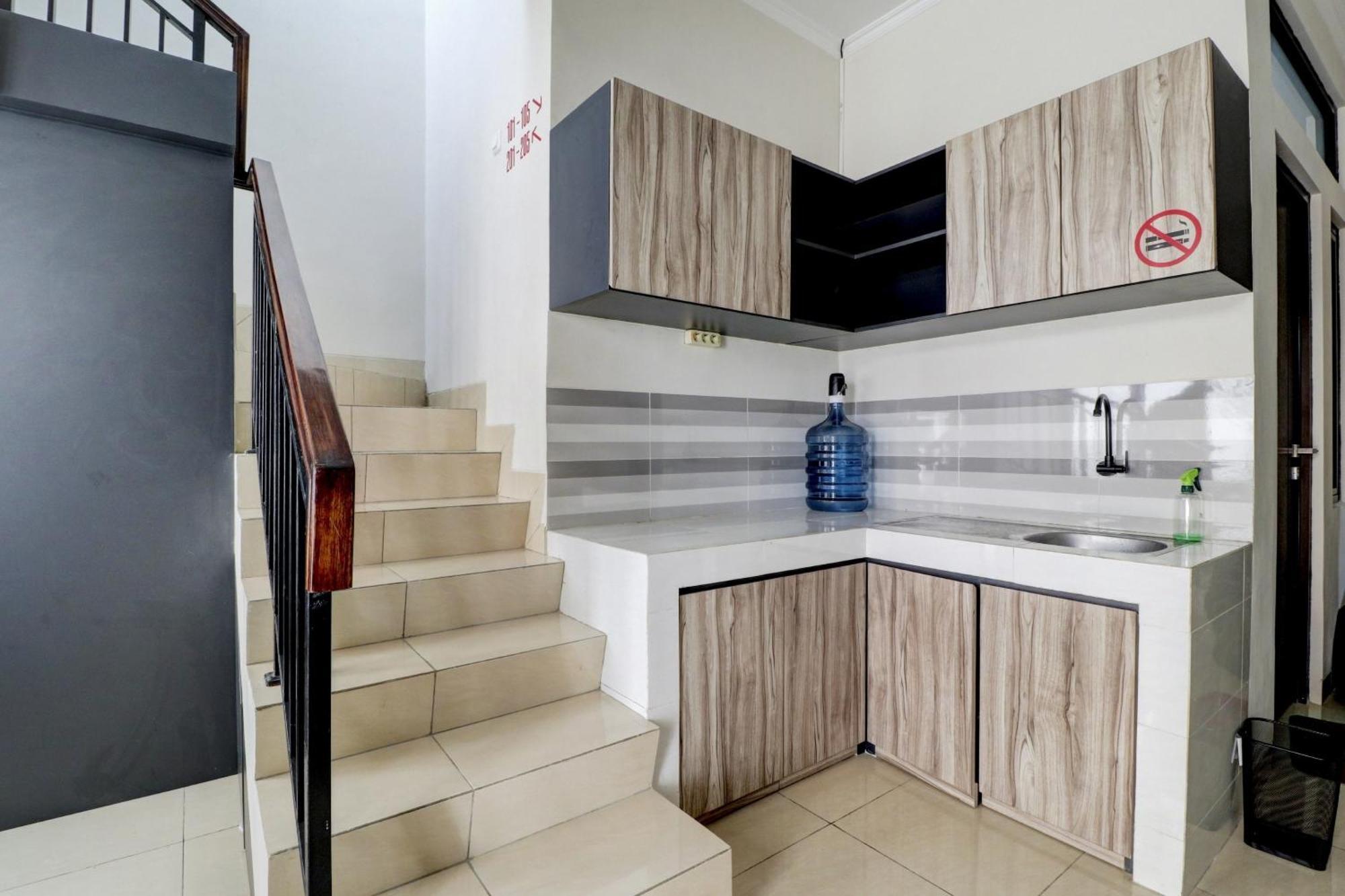 Oyo 90215 Ada Residence Telukjambe Екстер'єр фото